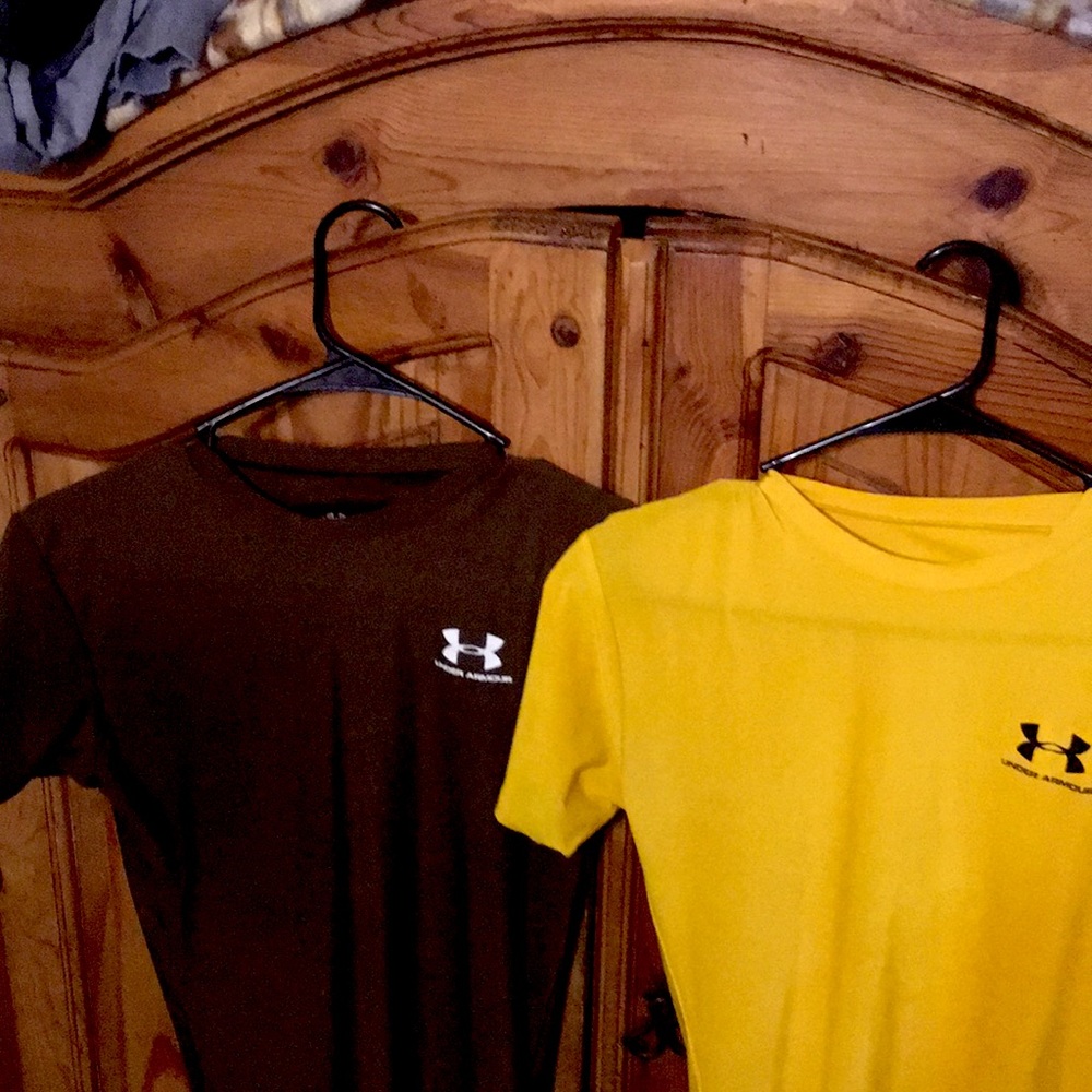 Under armour set 2 shirts 1 price coffee and yellow
